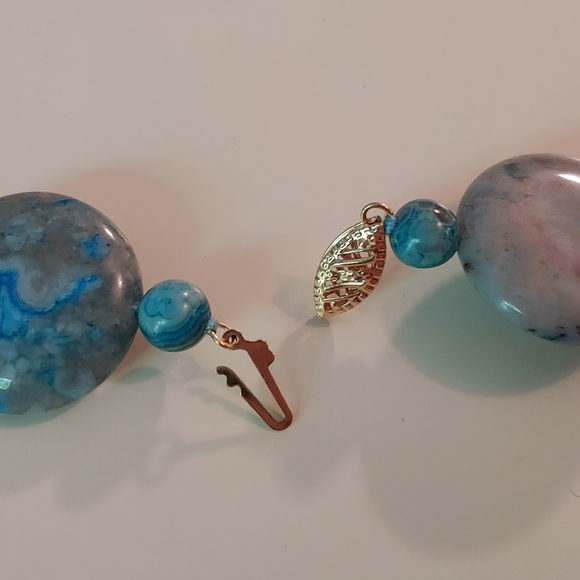Blue crazy lace agate bead necklace, 14k clasp - Picture 4 of 7